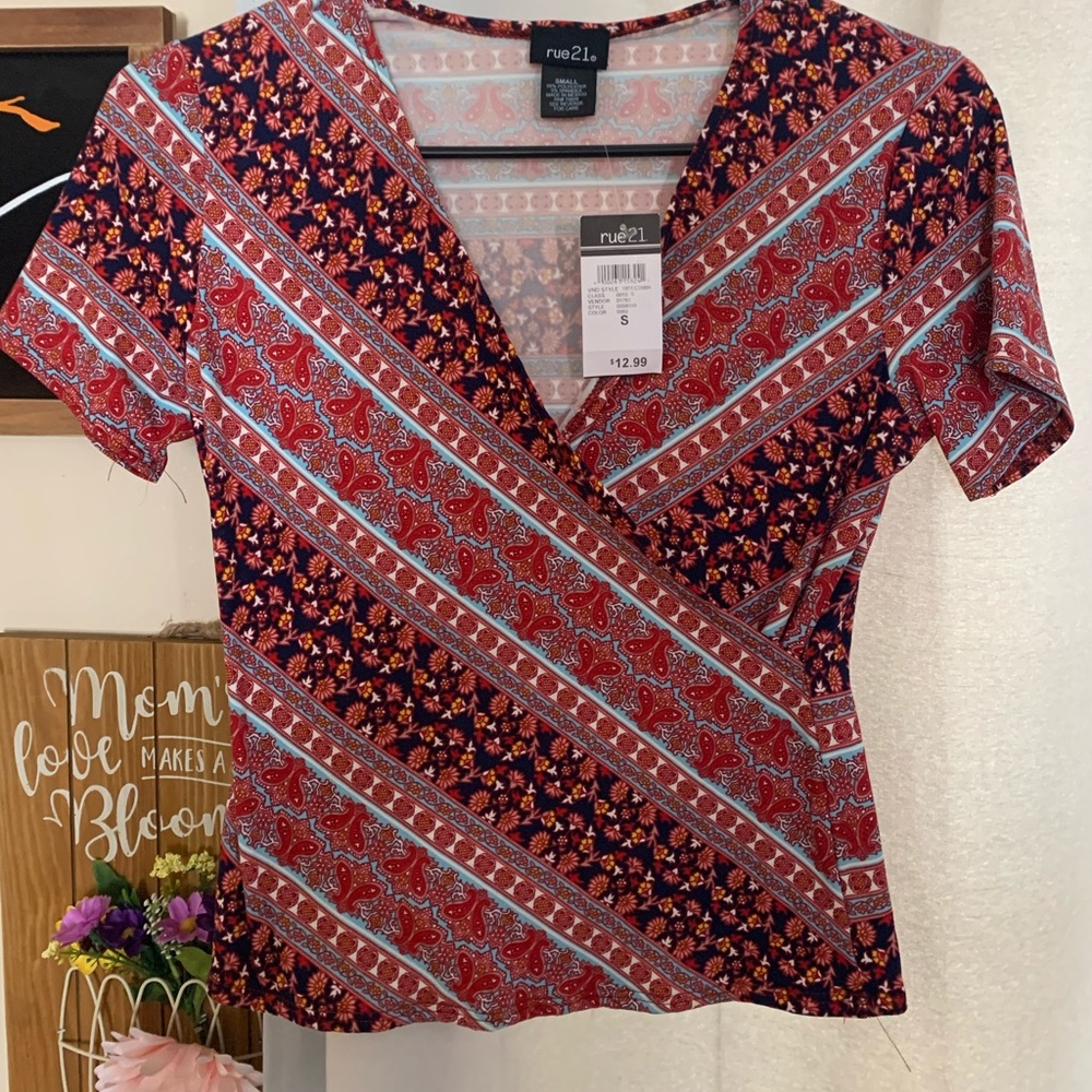 Rue 21 Vneck